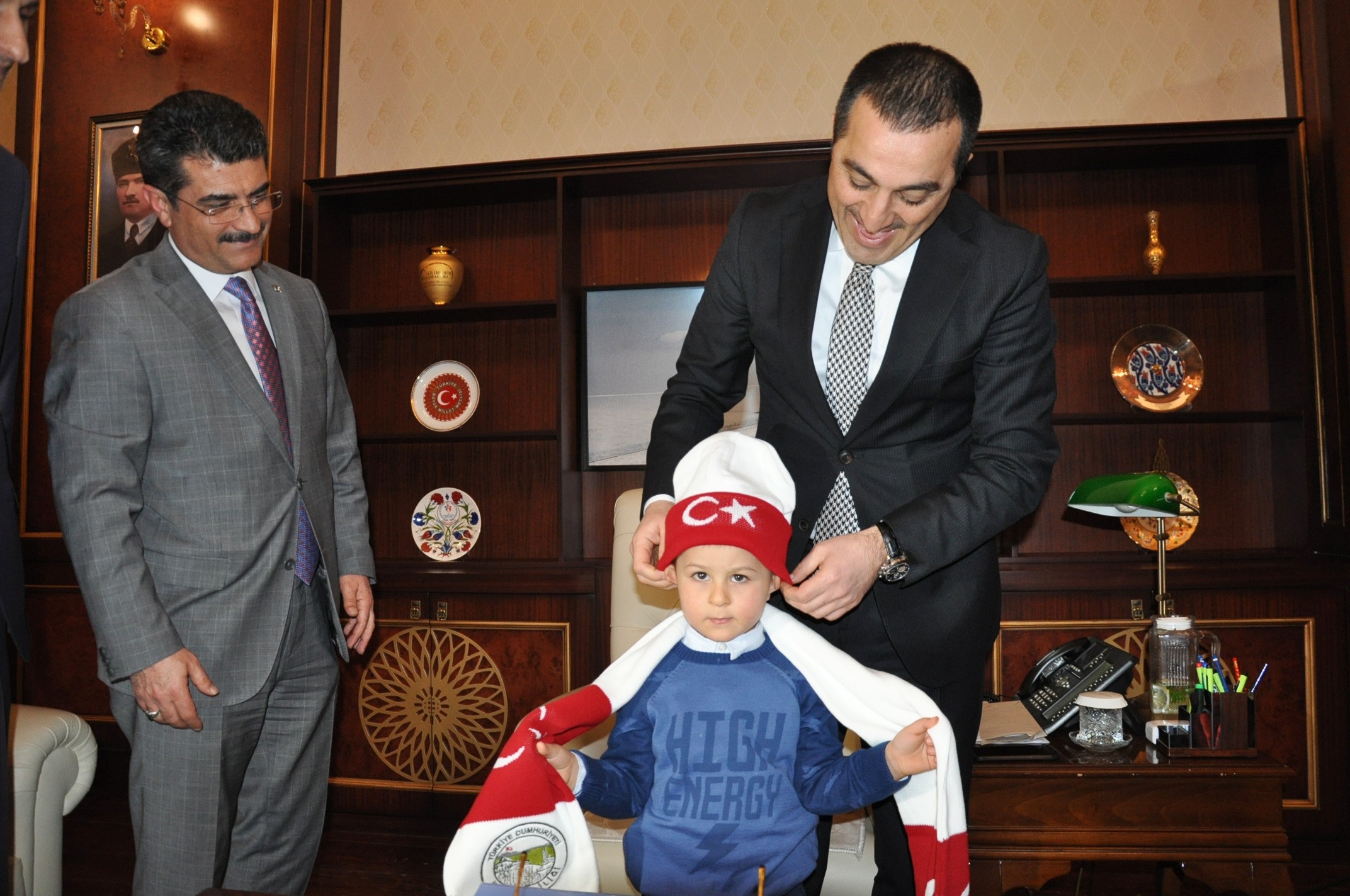 Vali Öksüz, Minik Ali Kerem’i Makamında Kabul Etti