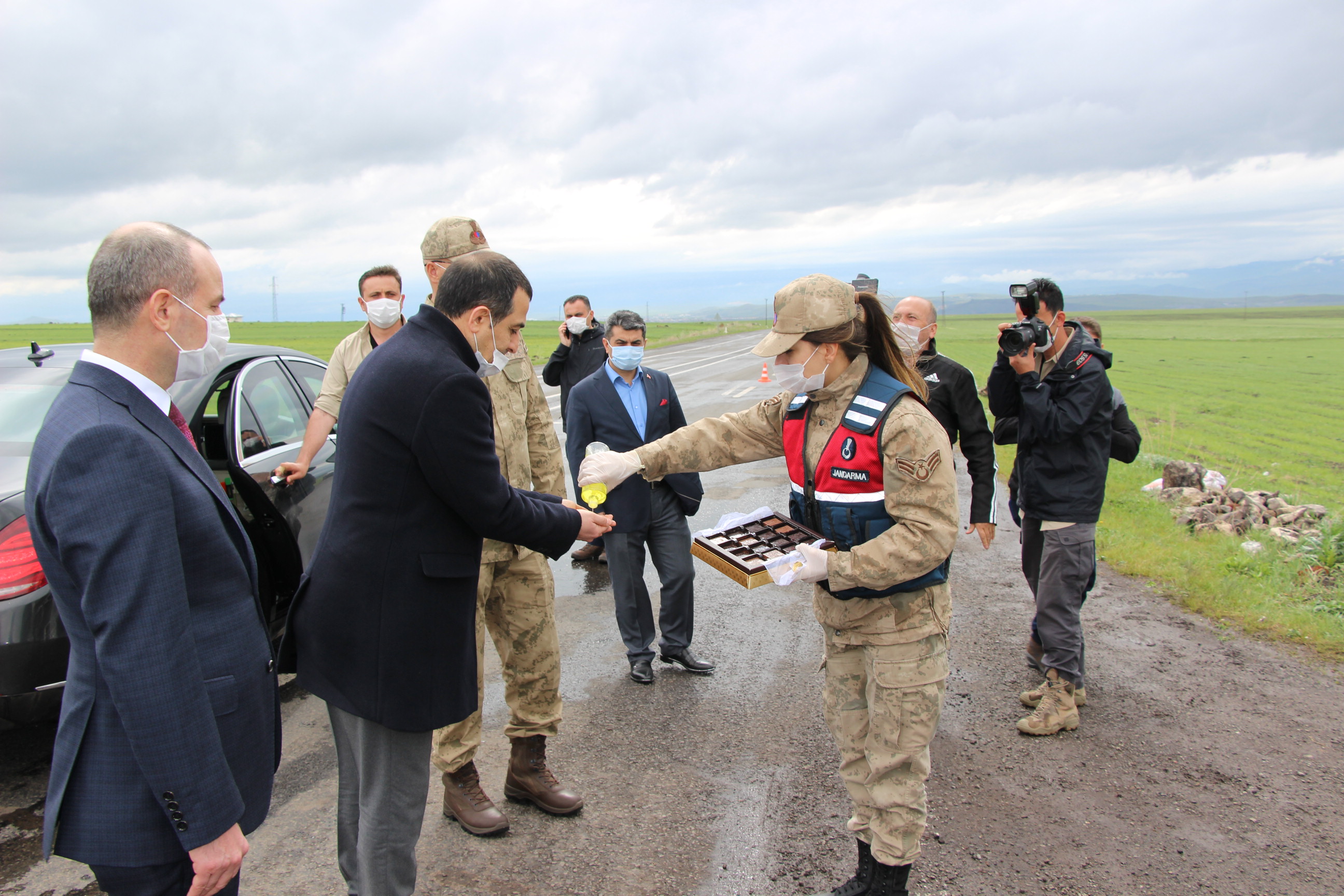 vali-oksuz,-yol-kontrol-noktalarini-ziyaret-etti-(12).jpg