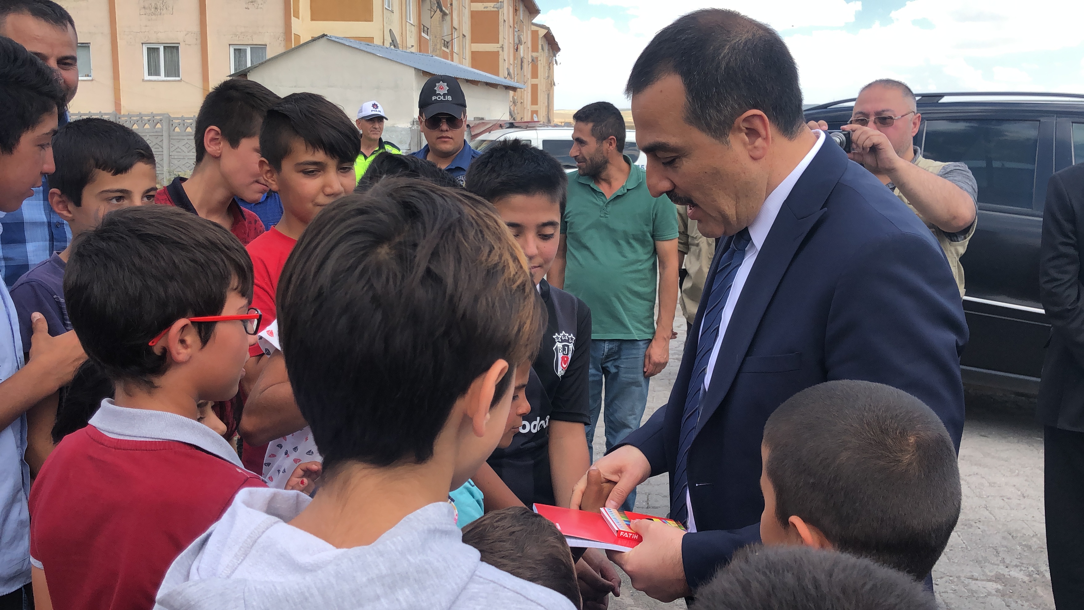 vali-turker-oksuz,-30-ekim-mahallesinde-halkla-bulustu-(5).jpg