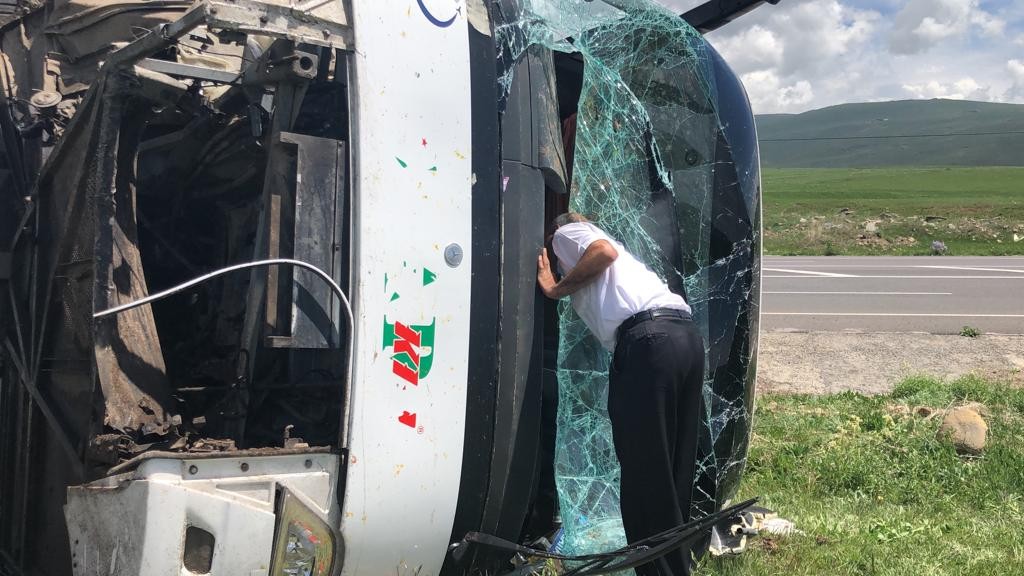 yolcu-otobusu-devrildi-1-agir-6-yarali-(1).jpg
