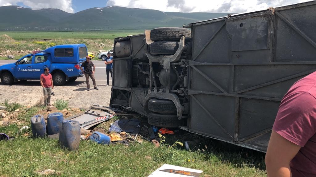 yolcu-otobusu-devrildi-1-agir-6-yarali-(11).jpg